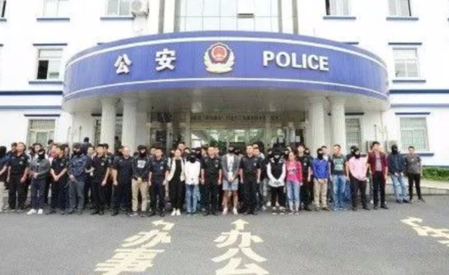 黑客团伙向数百万手机传播病毒被捕|组图