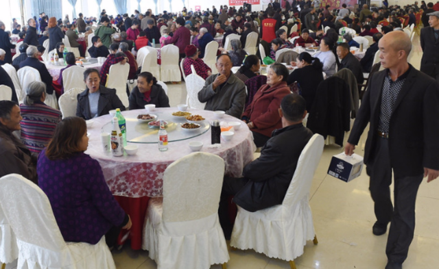 成都男子自掏腰包 摆120桌宴席请老人吃 | 组图