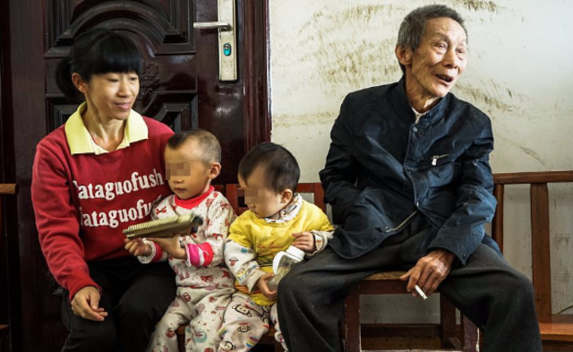 七旬老汉娶三十多岁女子 生一儿一女丨组图