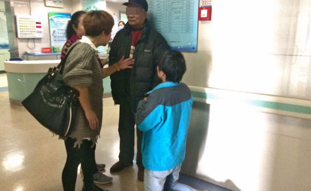 男子毫无征兆刀捅小姨子 妻子跪求家人原谅|组图