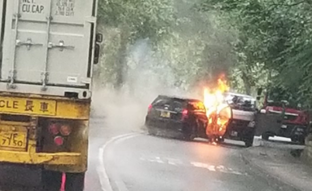 劫匪携斧头打劫 抢500万后放火烧车