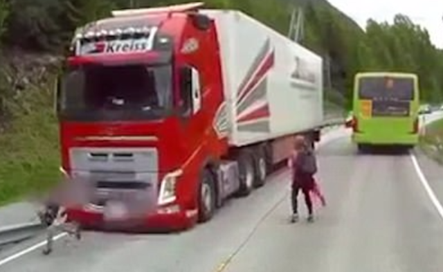 挪威儿童直冲马路 险被货车碾过