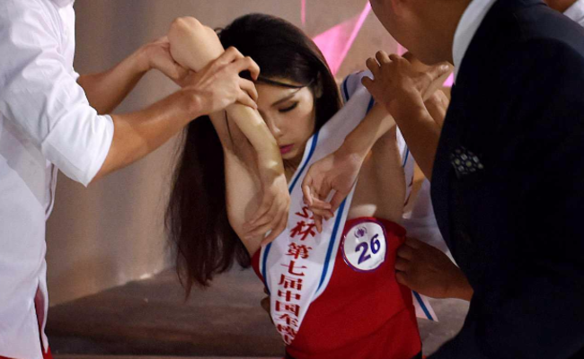 走光昏厥和流泪，奚梦瑶摔倒背后模特的辛酸