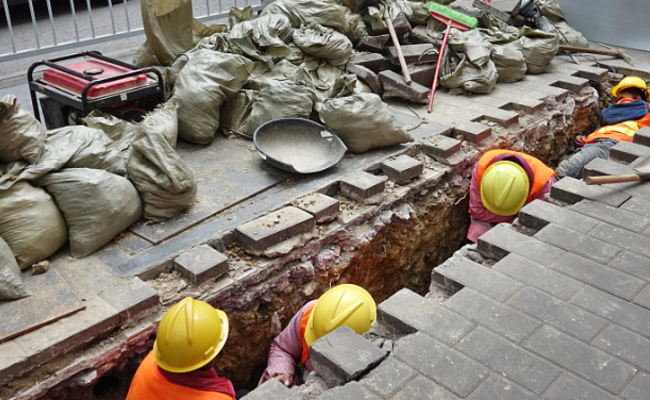 贵州最低气温2℃ 工人在沟里睡午觉
