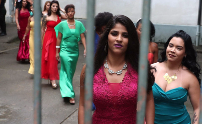 巴西“监狱小姐”选美 女囚走T台