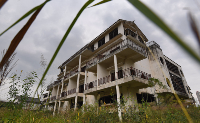 豪华楼群烂尾变鬼城 每栋价千万