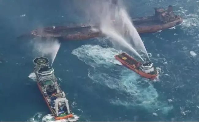 多艘救助船抵近“桑吉”轮灭火