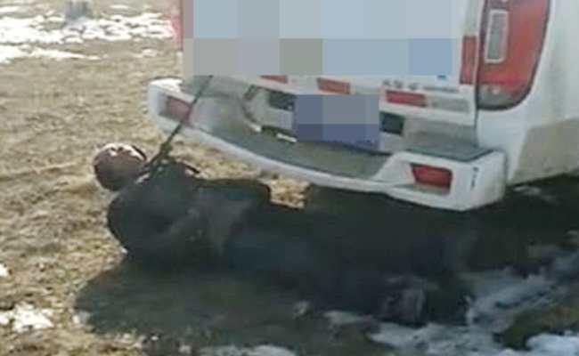 羊被查扣 男子用绳圈套脖拴住执法车