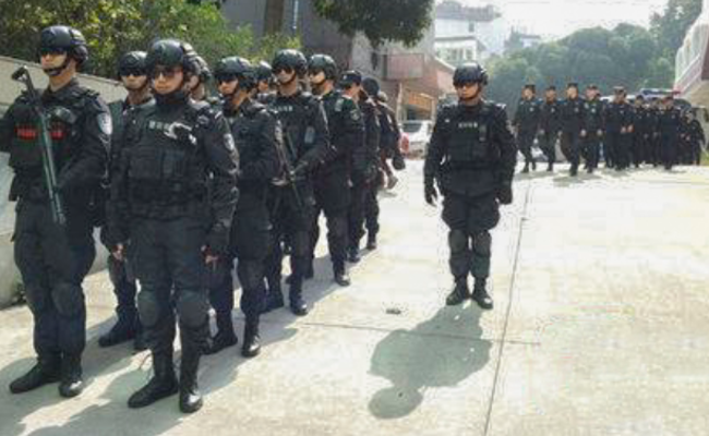 四川德阳警方派出最强阵容押解这些罪犯