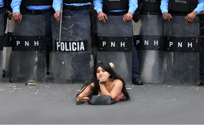 洪都拉斯女子这样挑衅警察