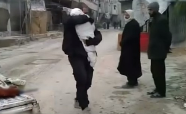 敍利亚轰炸致400死 父亲紧抱死去孩子