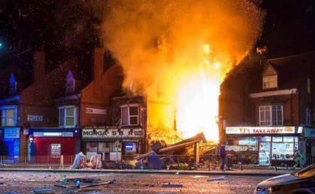 英国商店爆炸 现场火光冲天