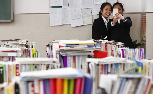 高考百日倒计时学生备战 教室如图书馆