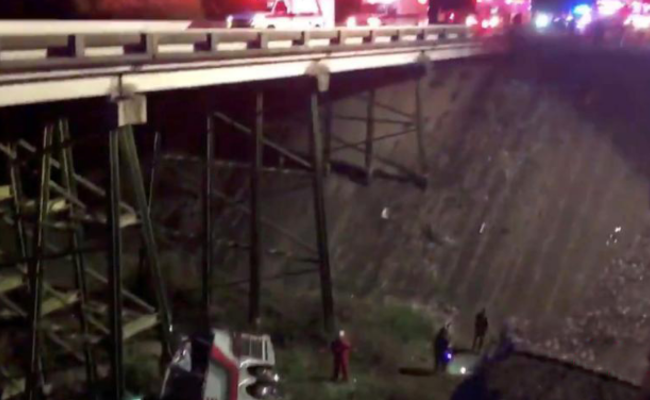 美国载中学乐团学生大巴坠入山谷