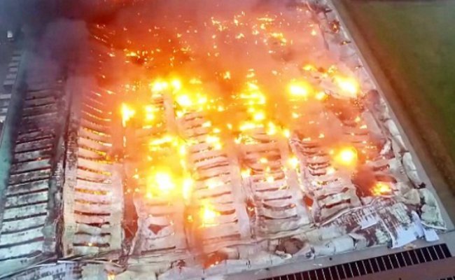 英国40000平米仓库疑遭纵火 连烧2天