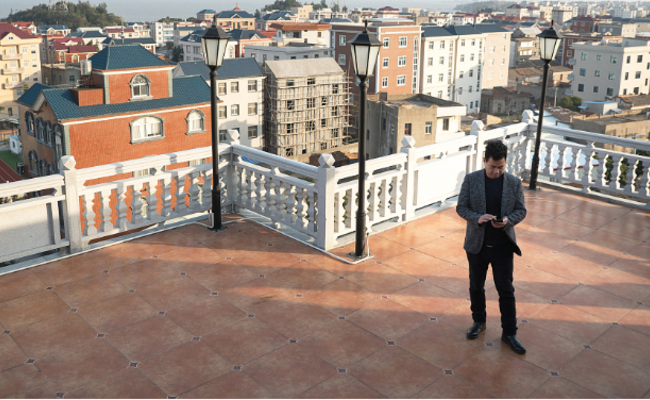 在非洲发财归来的农村青年们