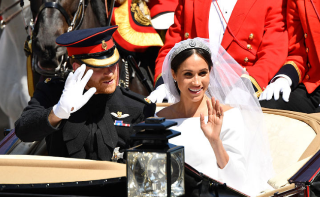 哈里梅根婚礼后坐马车巡游温莎