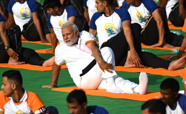 莫迪与民众同练瑜伽 姿势“妖娆”
