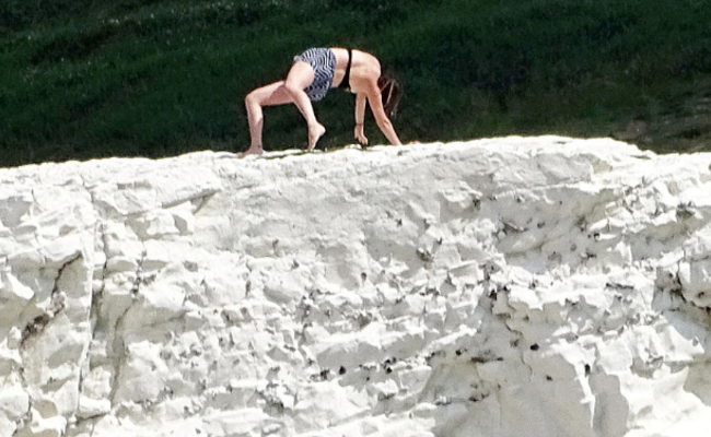 女子悬崖边上做运动惹争议