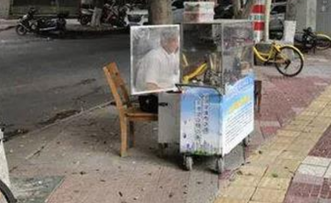 男子在儿子失踪处摆摊30年 称想再见一面