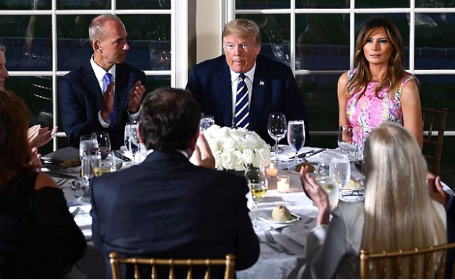 特朗普携家人与商界领袖共进晚餐