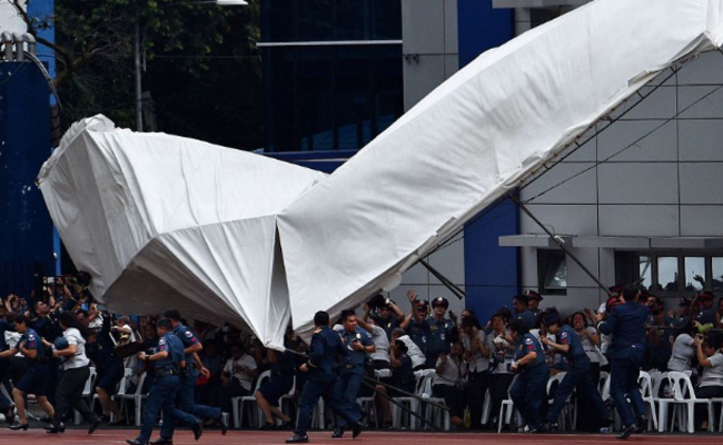 直升机在杜特尔特面前掀翻雨棚