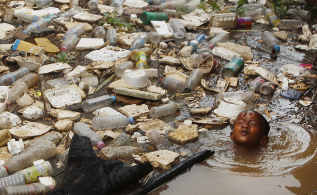 湄公河垃圾惊人 儿童污水中游泳