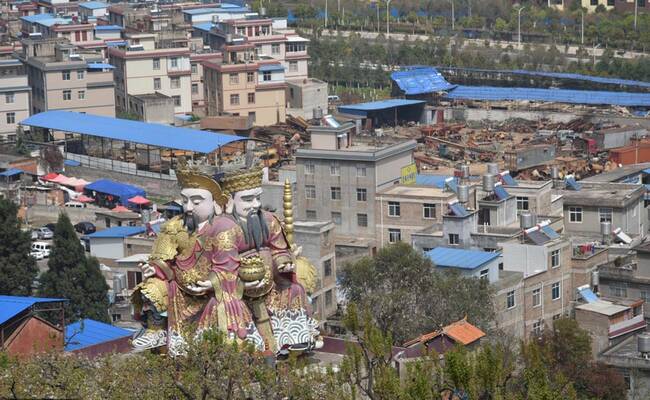 昆明：巨大金刚像伫立房顶 每一面造型不同