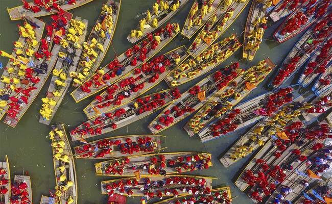 江苏400多条船上万人举行水上庙会