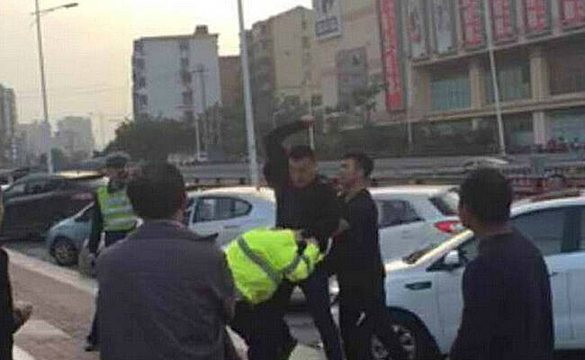 南昌一男子当街暴打警察