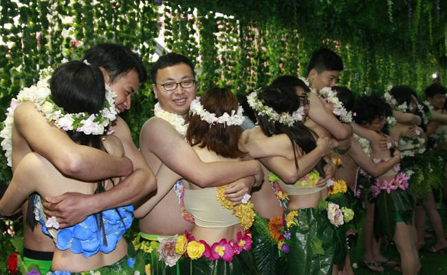 90后情侣雨中集体“裸婚”