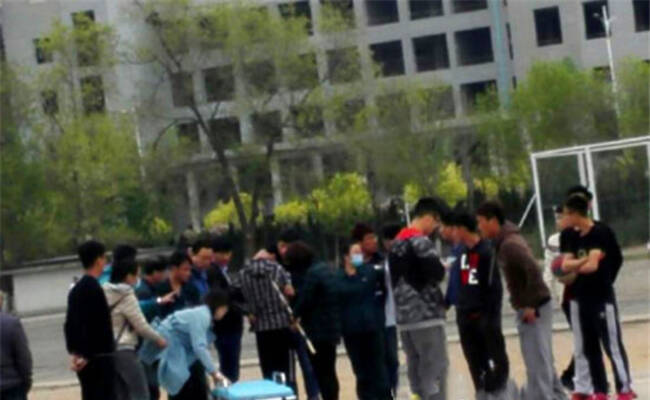 山东：一学生被标枪扎中