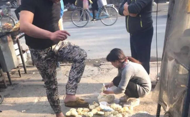 小贩拿错馅儿 戴金链男子弄翻摊位后暴踩