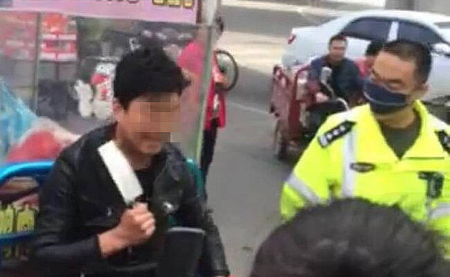 三轮车主拿菜刀架脖子自杀威胁警察