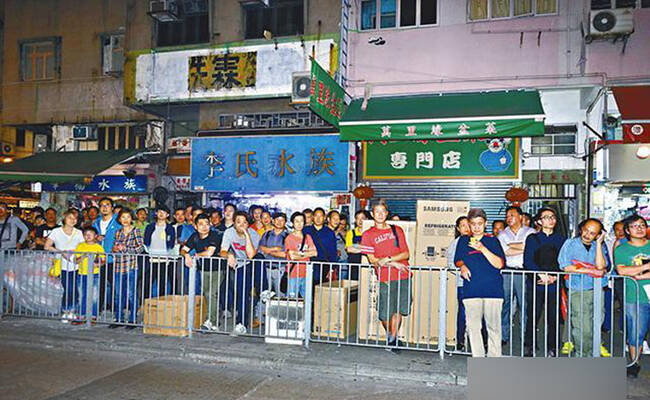 警察拘捕300妓女 百人围观