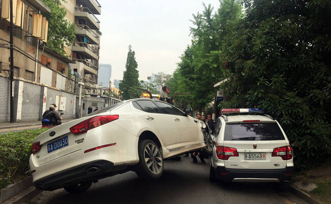 醉驾男子开车撞警车 警察找交警处理