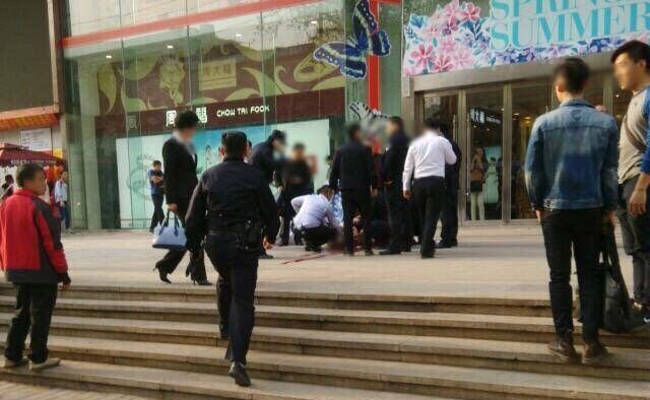 男子当街杀人被围观群众铁锨制服