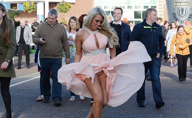 赛马节上的女人