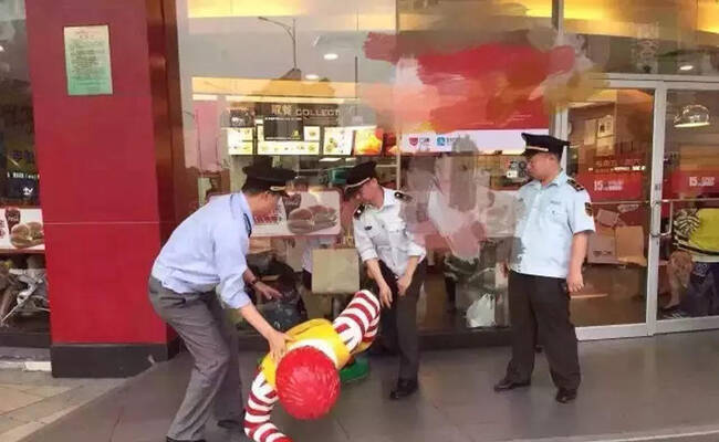 麦当劳叔叔被广州城管抓走 鞋子都断了