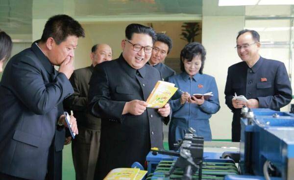 金正恩视察作业本工厂：有想跳舞的心情