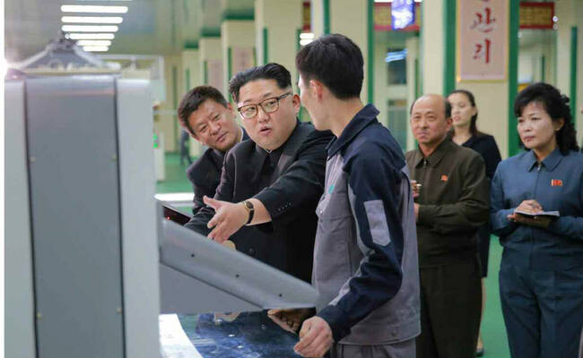 金正恩视察新建的蒲公英笔记本厂