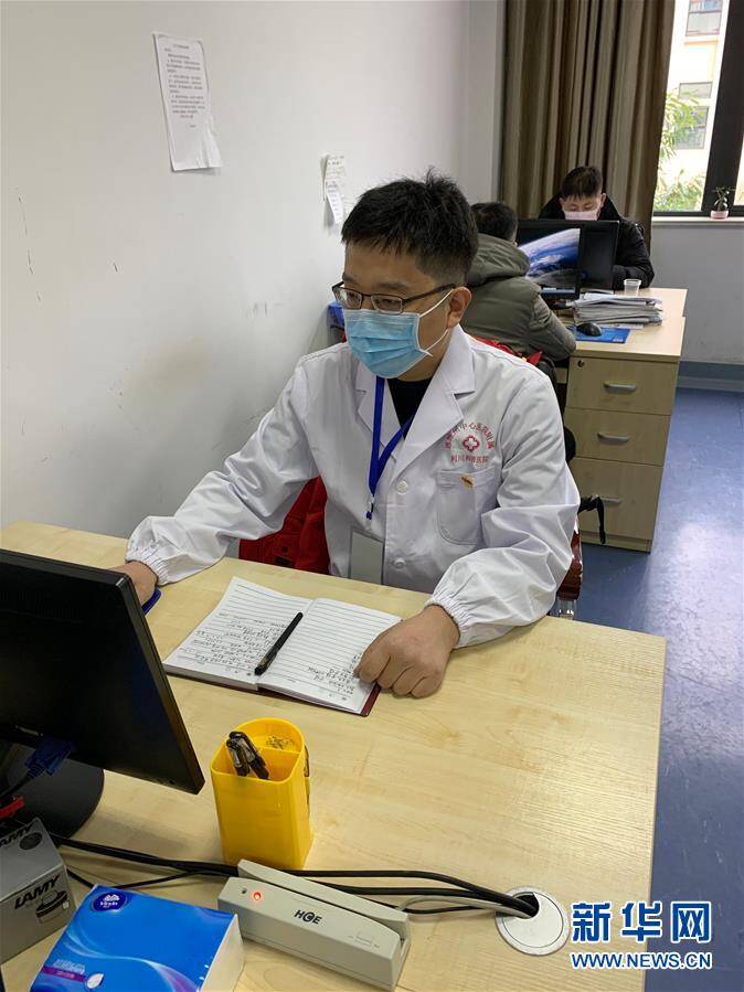 2月18日,天津市北辰中医医院心内科医生杨涛在利川市一家新冠肺炎定点
