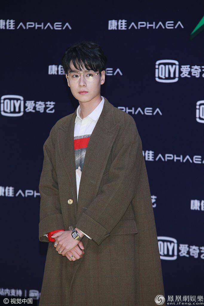 尖叫之夜李现蔡徐坤斗长腿 胡一天眼镜杀 风衣太撩人