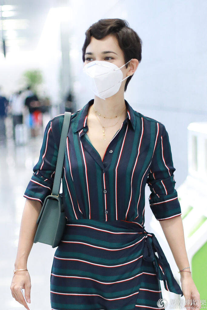 复古时髦精!卢靖姗短发造型美回民国女子 穿竖条衬衫气质满分