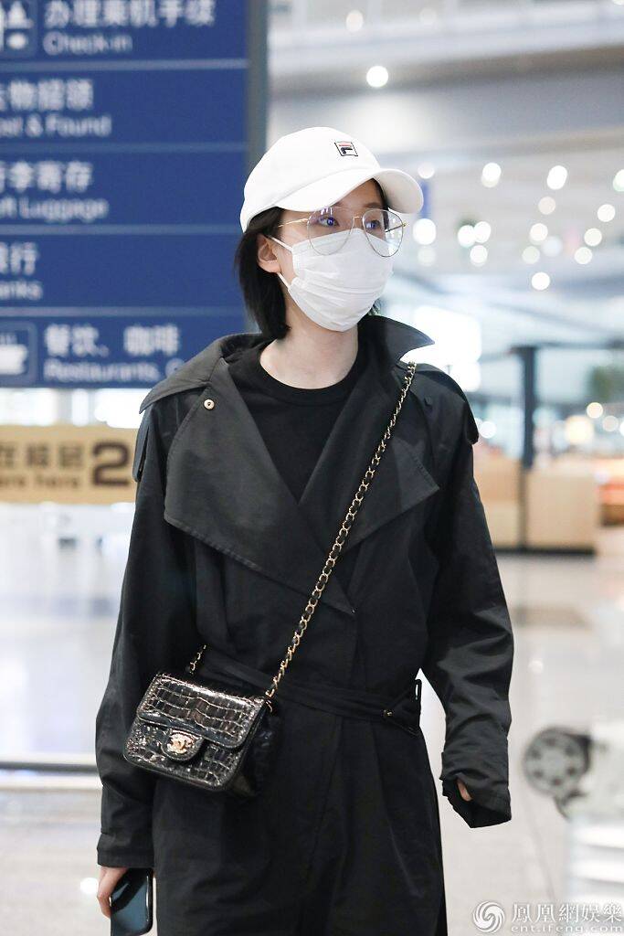 乔欣剪短发戴眼镜少年感满分穿短裤走假小子风帅气可爱
