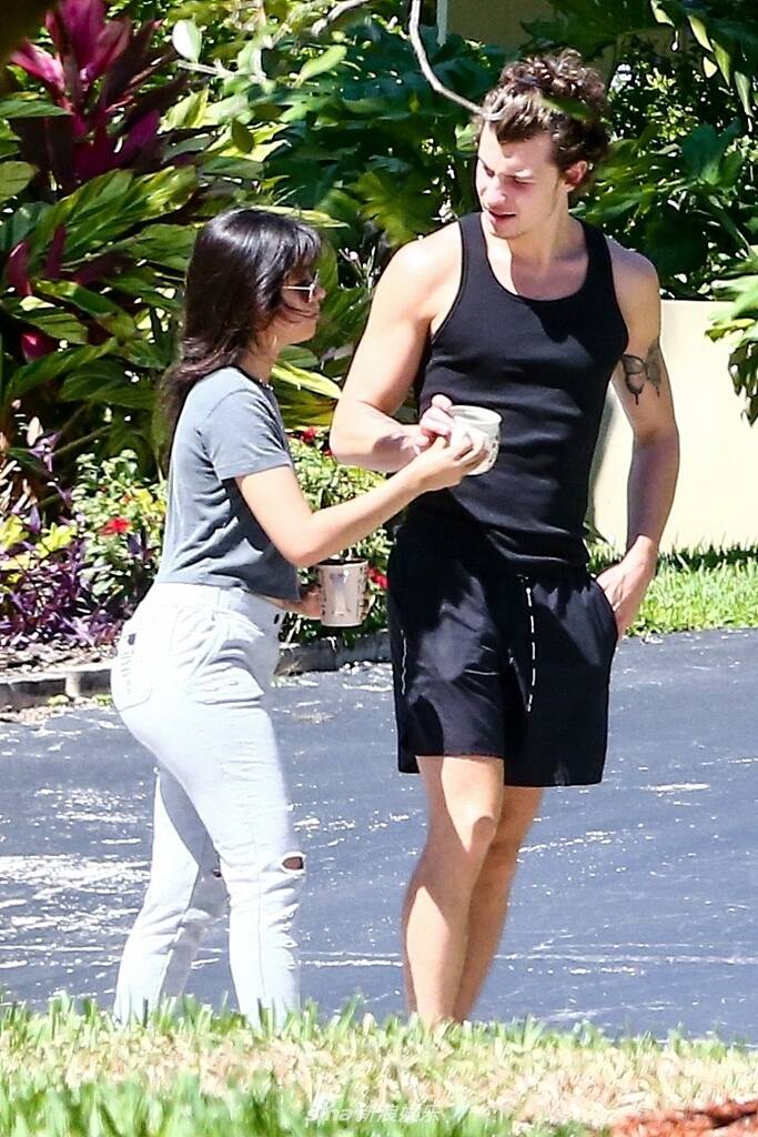 卡妹与男友萌德现身街头牵手换杯子互动超甜