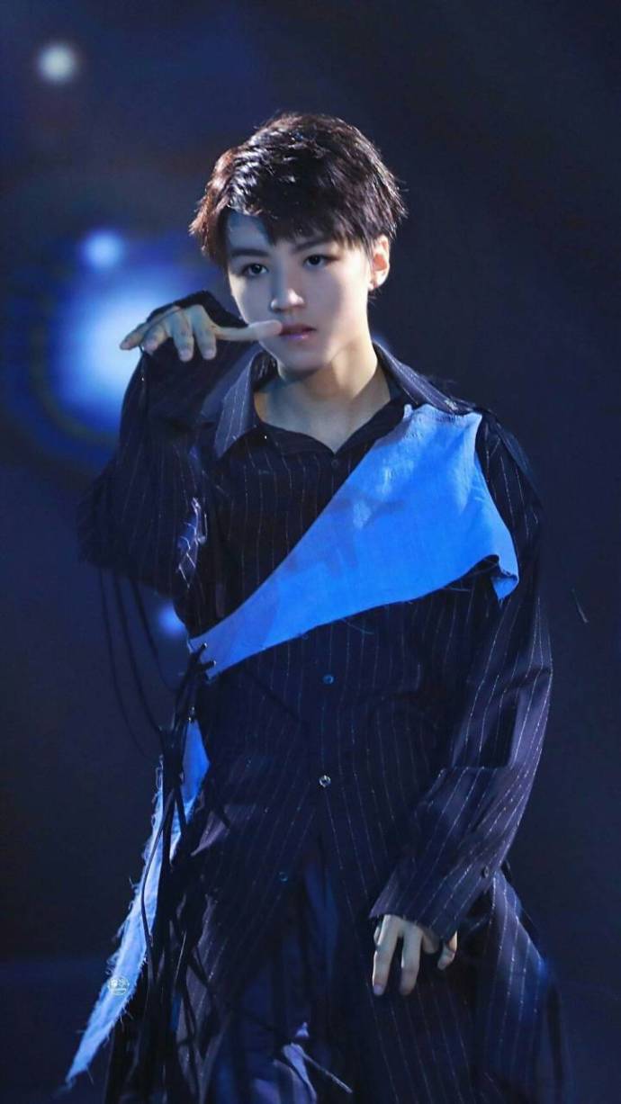 tfboys王俊凯十八岁生日收到母亲亲笔来信,鼻酸哽咽尽显孩子气