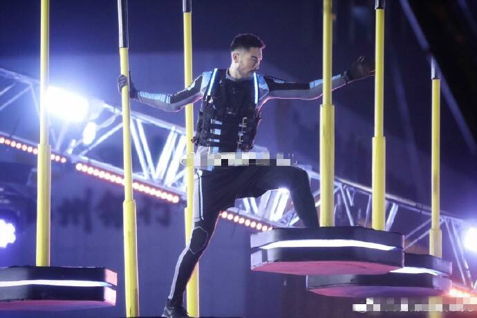 高以翔录制《追我吧》画面曝光 表情严肃