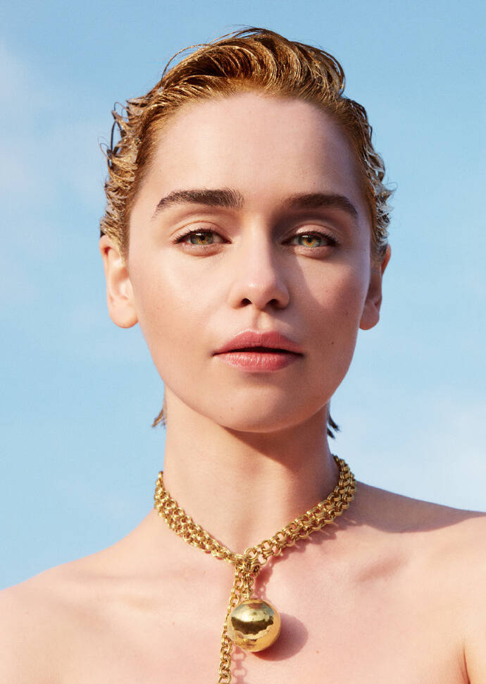 权力的游戏龙妈emiliaclarke登上《allure》杂志6月号极清封面及写真