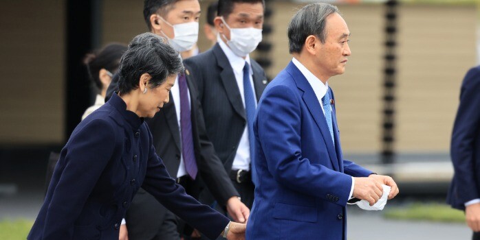 菅义伟任首相后首次出访 夫人贴心整理西服